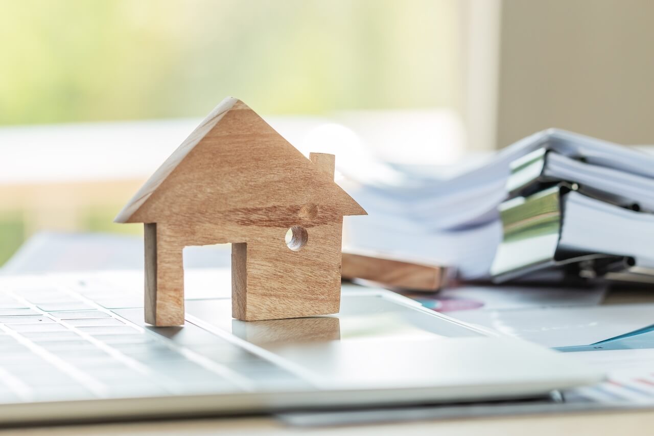 木でできた住宅の模型 | ツミキの不動産株式会社
